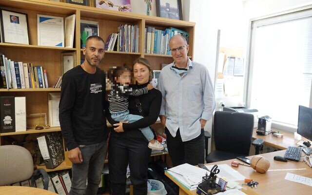 Mekrit Malachi avec ses parents (à gauche) et le Dr Nevo Margali du centre hospitalier Shaare Zedek (Crédit :  hôpital Shaare Zedek).