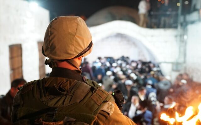Illustration : Des soldats israéliens escortent des centaines de fidèles juifs vers le lieu saint du Tombeau de Joseph à Naplouse, dans le nord de la Cisjordanie, le 10 décembre 2018. (Crédit : armée israélienne)
