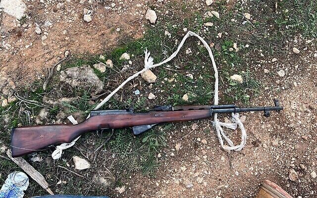Fusil d’assaut SKS utilisé par un tireur palestinien dans une fusillade contre un poste militaire près de l'implantation d’Ofra, en Cisjordanie, le 7 décembre 2022. (Crédit : Armée israélienne)