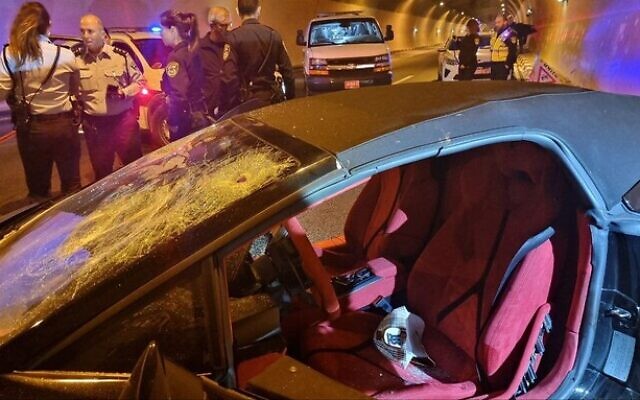 La scène d'une tentative d'assassinat présumée sur la Route 6, près de l'échangeur de Ben Shemen, le 6 décembre 2022. (Crédit :  Police israélienne)