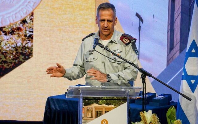 Le chef d'état-major Aviv Kohavi s'exprime à l'université de Tel Aviv, le 30 novembre 2022. (Crédit : Emanuel Fabian/Times of Israel)