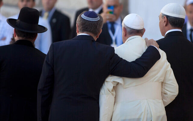 Le pape François et le rabbin Abraham Skorka quittent l'enceinte du Mur occidental, après que le pape ait prié au Mur à Jérusalem, en Israël, le 26 mai 2014. (Crédit : Lior Mizrahi/Getty Images via JTA)