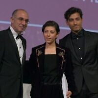 La réalisatrice jordanienne Darin J. Sallam (au centre) recevant un prix pour "Farha" au Festival du film de la mer Rouge à Djeddah, en Arabie saoudite, le 13 décembre 2021. (AFP)