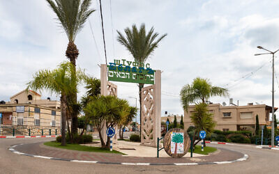 L'entrée de la ville circassienne de Kfar Kama avec l'inscription "Bienvenue" écrite en hébreu et en circassien, au mois de décembre 2020. (Crédit :  svarshik via iStock by Getty Images)