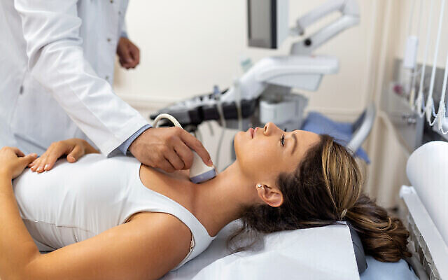 Illustration : un médecin effectue des contrôles pour détecter une éventuelle maladie auto-immune de la thyroïde. (Crédit : swpispix; iStock de Getty Images)