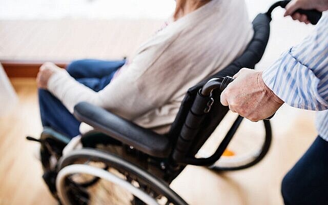 Illustration :Femme en fauteuil roulant (Crédit : Halfpoint; iStock de Getty Images)