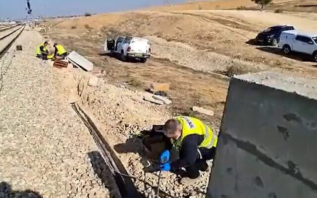 Des ingénieurs inspectent un secteur où des câbles de signalisation ferroviaire ont été volés près de Levahim, le 10 décembre 2022. (Capture d'écran/ used in accordance with Clause 27a of the Copyright Law)