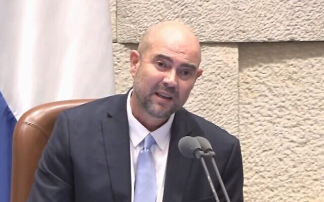 Le tout nouveau président de la Knesset, Amir Ohana (Likud), s’adresse à la Chambre après avoir été élu par les députés, le 29 décembre 2022 (Capture d’écran de la chaîne Knesset)
