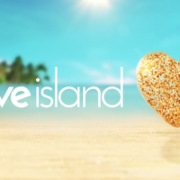 Le logo de la version britannique originale du jeu de rencontre "Love Island". (Crédit : ITV2)