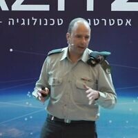 Le général de brigade Amit Saar, chef du département de recherche des renseignements militaires, à la conférence de Gazit à Tel Aviv, le 5 décembre 2022. (Capture d'écran/Youtube)