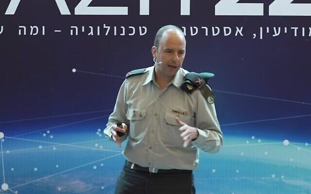 Le général de brigade Amit Saar, chef du département de recherche des renseignements militaires, à la conférence de Gazit à Tel Aviv, le 5 décembre 2022. (Capture d'écran/Youtube)