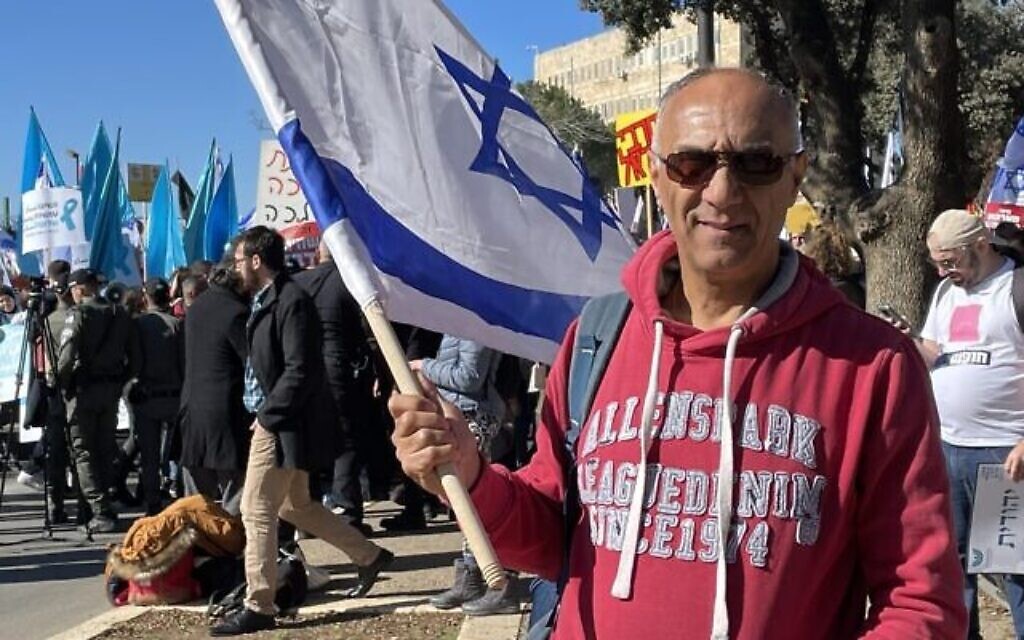 Avi Baruchi, qui a fait le trajet depuis Nahariya dans le nord jusqu'à Jérusalem pour protester contre le nouveau gouvernement religieux de droite investi le 29 décembre 2022. (Crédit : Jeremy Sharon/Times of Israel)