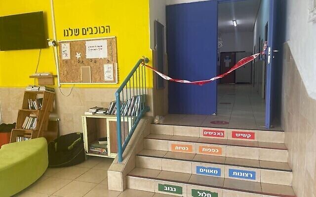 Lycée de Rehovot où un adolescent âgé de 16 ans a été poignardé, le 13 décembre 2022. (Crédit : Police israélienne)