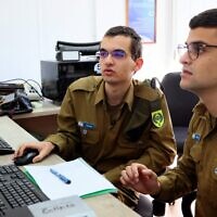 Le soldat de 1re classe Nathan Saada (g), 20 ans, le 27 décembre 2022 lors d'un entretien dans une base militaire de la ville côtière israélienne de Tel Aviv. (Crédit : JACK GUEZ / AFP)