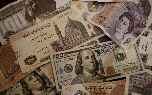 Des billets de banque en livres égyptiennes, en livres sterling et en dollars américains, le 25 août 2022. (Crédit : par Khaled DESOUKI / AFP)