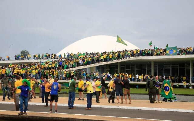 Des partisans de l'ancien président brésilien Jair Bolsonaro envahissent le Congrès national à Brasilia, le 8 janvier 2023. (Crédit : Sergio Lima / AFP)