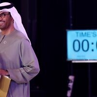 Le ministre d'État des Émirats arabes unis et PDG de la Compagnie pétrolière nationale d'Abou Dhabi (ADNOC), Sultan Ahmed al-Jaber, quitte le podium après s'être adressé au public lors de la séance d'ouverture du Forum mondial de l'énergie de l'Atlantic Council, dans la capitale Abou Dhabi, le 14 janvier 2023. (Crédit : Karim SAHIB / AFP)