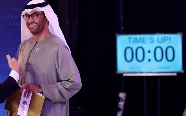 Le ministre d'État des Émirats arabes unis et PDG de la Compagnie pétrolière nationale d'Abou Dhabi (ADNOC), Sultan Ahmed al-Jaber, quitte le podium après s'être adressé au public lors de la séance d'ouverture du Forum mondial de l'énergie de l'Atlantic Council, dans la capitale Abou Dhabi, le 14 janvier 2023. (Crédit : Karim SAHIB / AFP)