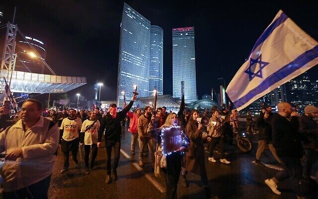 Des manifestants israéliens assistent à un rassemblement contre le nouveau gouvernement du Premier ministre Benjamin Netanyahu dans la ville côtière de Tel Aviv, le 14 janvier 2023 (AHMAD GHARABLI / AFP)