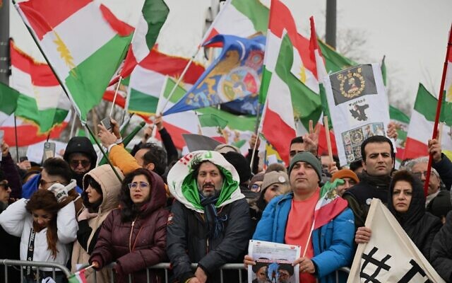 Un rassemblement contre le régime iranien devant le Parlement européen à Strasbourg, dans l'est de la France, le 16 janvier 2023. (Crédit : Frédérick FLORIN / AFP)