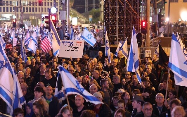 Des manifestants israéliens assistent à un rassemblement contre le nouveau gouvernement du Premier ministre Benjamin Netanyahu dans la ville côtière de Tel Aviv, le 21 janvier 2023. (Crédit : AHMAD GHARABLI / AFP)