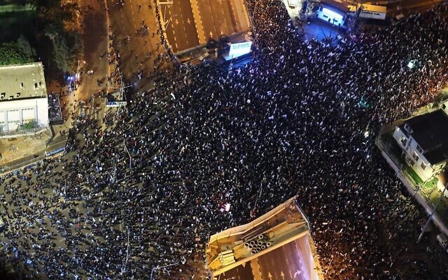 Des manifestants israéliens assistent à un rassemblement contre le sixième gouvernement du Premier ministre Benjamin Netanyahu dans la ville côtière de Tel Aviv le 21 janvier 2023. (Crédit : Jack Guez/AFP)