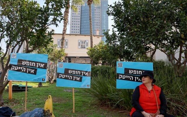 Des travailleurs d'une entreprise de haute technologie manifestent et font grève pendant une heure à Tel Aviv, le 24 janvier 2023, pour protester contre les plans controversés du gouvernement israélien visant à remanier le système judiciaire. (Crédit : JACK GUEZ / AFP)