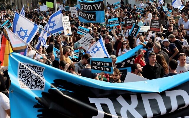 Des travailleurs d'une entreprise de haute technologie manifestent et font grève pendant une heure à Tel Aviv, le 24 janvier 2023, pour protester contre les plans controversés du gouvernement israélien visant à remanier le système judiciaire. (Crédit : JACK GUEZ / AFP)