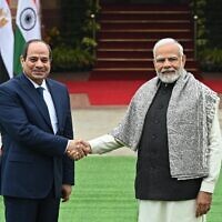 Le président égyptien Abdel Fattah al-Sissi (à gauche) serre la main du Premier ministre indien Narendra Modi avant leur rencontre à la Hyderabad House à New Delhi, le 25 janvier 2023. (Crédit : Sajjad HUSSAIN / AFP)