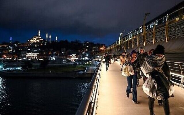 Des passants sur le pont du Metro à Istanbul, le 24 janvier 2023. (Crédit :  OZAN KOSE / AFP)