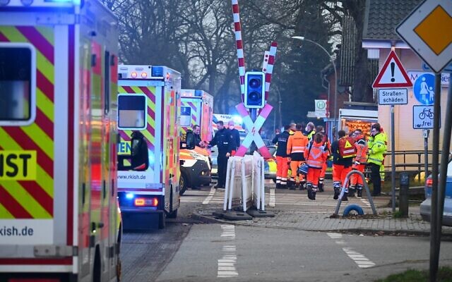 Les équipes de secours, les ambulances et la police aux abords de la gare de Brokstedt, dans le nord de l'Allemagne, après une attaque au couteau perpétrée dans un train régional reliant Hamburg et Kiel qui a fait deux morts, le 25 janvier 2023. (Crédit :  Jonas Walzberg / dpa / AFP)