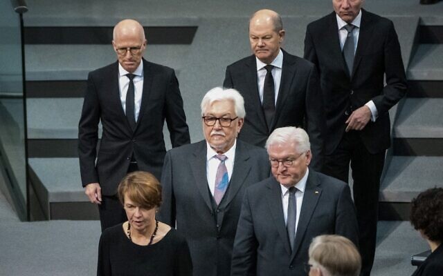 Le président allemand Frank-Walter Steinmeier (en bas à droite) avec son épouse Elke Buedenbender (en bas à gauche), Klaus Schirdewahn, représentant de la communauté queer (au centre), et le chancelier allemand Olaf Scholz (en haut au centre), à la cérémonie annuelle à la mémoire des victimes de l'Holocauste dans la salle plénière du Bundestag, la chambre basse du parlement allemand, à Berlin, le 27 janvier 2023, à l'occasion de la Journée internationale de commémoration de l'Holocauste. (Crédit : STEFANIE LOOS / AFP)
