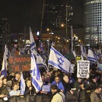 Des Israéliens se rassemblent à Jérusalem lors d'une manifestation contre les projets controversés du gouvernement visant à donner aux législateurs un contrôle accru du système judiciaire, le 28 janvier 2023. (Crédit : Jack Guez/AFP)