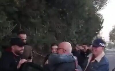 Capture d'écran de la vidéo du terroriste condamné Karim Younis accueilli par sa famille après sa libération après avoir purgé 40 ans de prison pour le meurtre d'un soldat israélien, le 5 janvier 2023. (Crédit : Twitter. Utilisé conformément à la clause 27a de la loi sur le droit d'auteur)