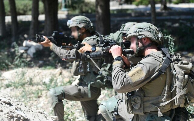 Des soldats israéliens portent un nouvel uniforme de combat, qui sera distribué à toutes les forces terrestres de Tsahal, sur une image publiée par Tsahal le 5 janvier 2023. (Crédit : Armée israélienne)