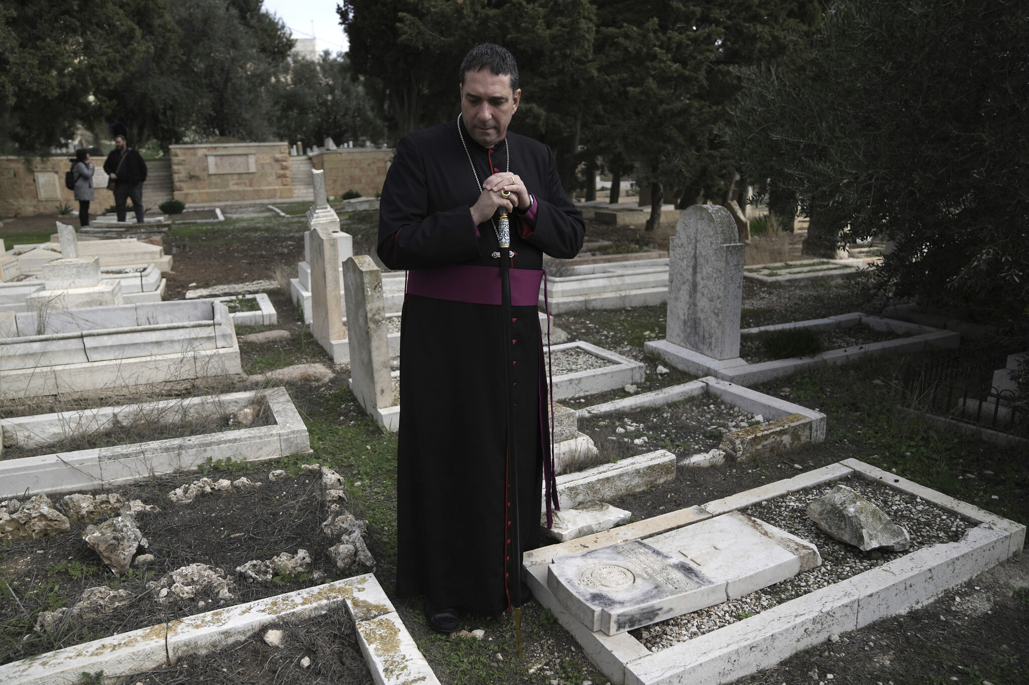 Ivres, des étudiants profanent un cimetière juif: l'un d'eux reste bloqué  sous une pierre tombale