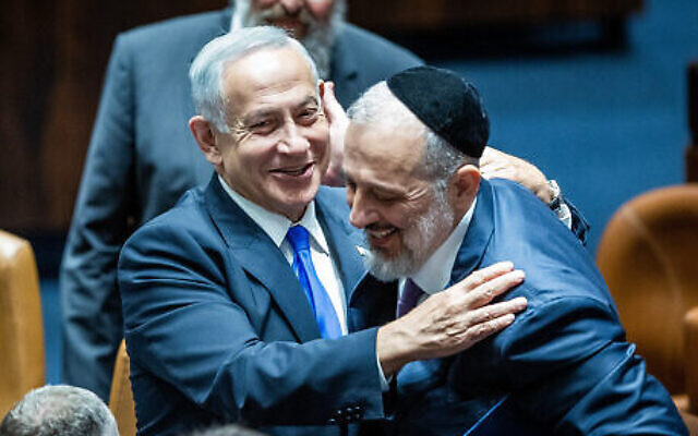 Le Premier ministre Benjamin Netanyahu avec le ministre de l'Intérieur et de la Santé, Aryeh Deri, lors de la cérémonie de prestation de serment du 37e gouvernement israélien, à la Knesset, le 29 décembre 2022. (Crédit : Yonatan Sindel/Flash90)