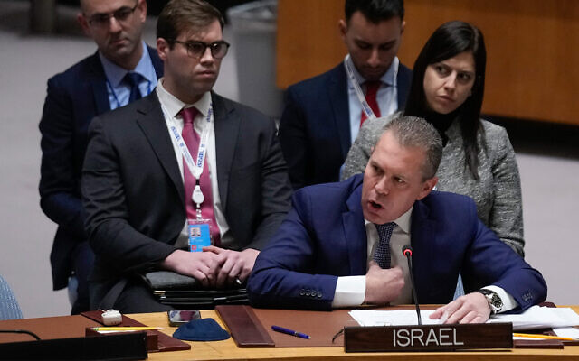 Gilad Erdan, l'envoyé d'Israël à l'ONU, prenant la parole lors d'une réunion du Conseil de sécurité, au siège des Nations unies, le 5 janvier 2023. (Crédit : AP Photo/Seth Wenig)