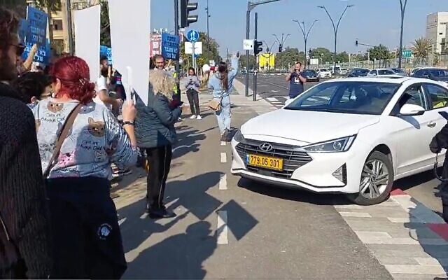 Une voiture s'est arrêtée juste devant une manifestation anti-gouvernement, à Beer Sheva, le 10 janvier 2023. (Crédit : Twitter)