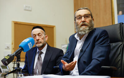 Moshe Gafni, député de Yahadout HaTorah, lors d'une réunion de la faction Degel HaTorah à la Knesset à Jérusalem, le 9 janvier 2023. (Crédit : Olivier Fitoussi/Flash90)