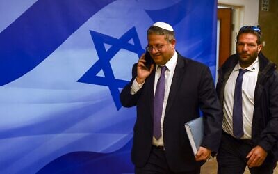 Le ministre de la Sécurité nationale Itamar Ben Gvir arrive pour une réunion hebdomadaire du cabinet au bureau du Premier ministre à Jérusalem, le 8 janvier 2023. (Crédit : RONEN ZVULUN/AFP)