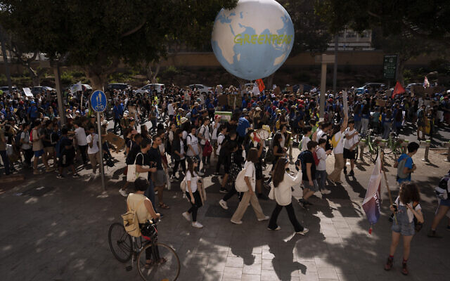 Des militants participent à une marche pour le climat appelant le gouvernement à prendre des mesures pour réduire les émissions de gaz à effet de serre afin de limiter l'impact du changement climatique à Tel Aviv, le 28 octobre 2022. (Crédit : Oded Balilty/AP)