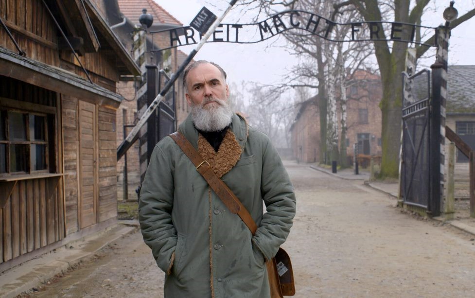 Le cinéaste David Wilkinson à Auschwitz-Birkenau (Crédit : Autorisation)