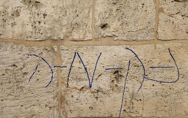 Le mot "vengeance" graffé en hébreu sur un mur du quartier arménien de la Vieille Ville de Jérusalem, le 11 janvier 2022. (Crédit : Patriarcat arménien)