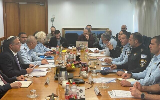Le ministre de la Sécurité nationale Itamar Ben Gvir, à gauche, tient une évaluation avec le commissaire de police Kobi Shabtai (deuxième à partir de la droite) concernant la libération du terroriste condamné Maher Younis, le 17 janvier 2023. (Crédit : Police israélienne)