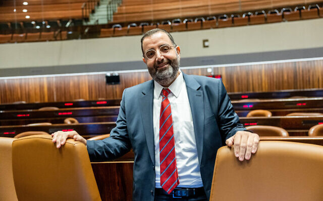 Le député Shas Avraham Bezalel au plénum de la Knesset à Jérusalem avant la session d'ouverture de la 25e Knesset, le 14 novembre 2022. (Crédit : Yonatan Sindel/Flash90)