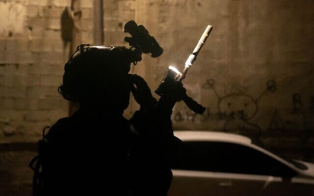 Un soldat de Tsahal avec un équipement de vision nocturne lors d'un raid en Cisjordanie, le 13 janvier 2023. Illustration (Crédit : Armée israélienne)