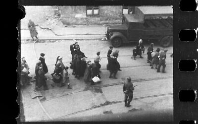 Juifs déportés du ghetto de Varsovie suite à la révolte d'avril-mai 1943 (Crédit : Z. L. Grzywaczewski / d'après les archives familiales de Maciej Grzywaczewski, Musée POLIN)