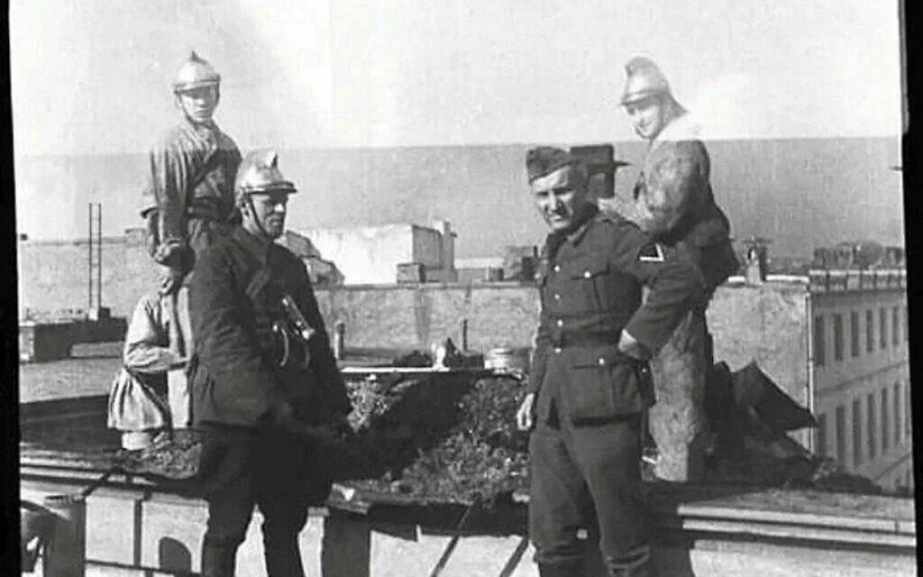 Membres de la brigade de pompiers de Varsovie pendant l'occupation allemande de la Pologne (Crédit :Zbigniew Leszek Grzywaczewski)