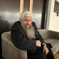 Le rabbin Moshe Azman à Jérusalem, le 1er décembre 2022 (Crédit: Lazar Berman/The Times of Israel)